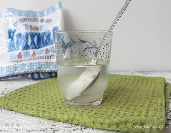 Растворим крахмал в 50 мл воды комнатной температуры.