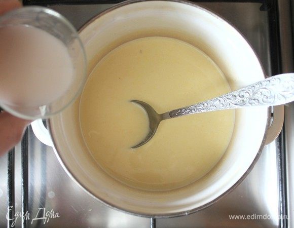 В горячую смесь вылить крахмал и нагреть вновь, до закипания, чтобы загустить смесь. Дать полностью остыть.