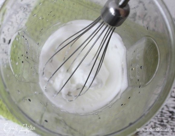 Взбить белок одного яйца до устойчивых пиков.