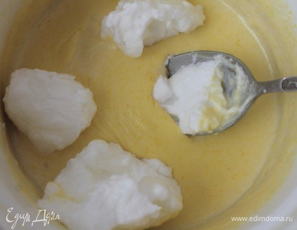 Аккуратно ввести белок в молочно-кукурузную смесь, хорошо перемешав. После этого разложить в формы и оставить в холодильнике на несколько часов.