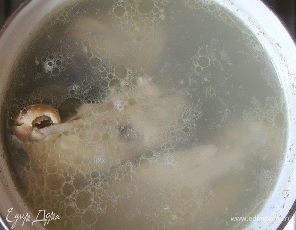 Сварим мясной бульон, в моем варианте куриный.