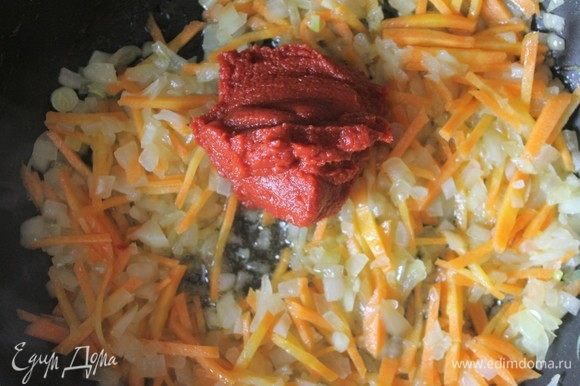 Пока варится бульон, обжарим морковь и лук на растительном масле, с добавлением томатной пасты.