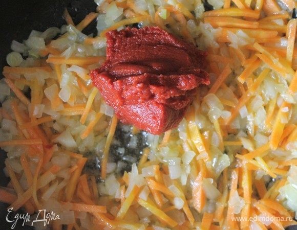 Пока варится бульон, обжарим морковь и лук на растительном масле, с добавлением томатной пасты.