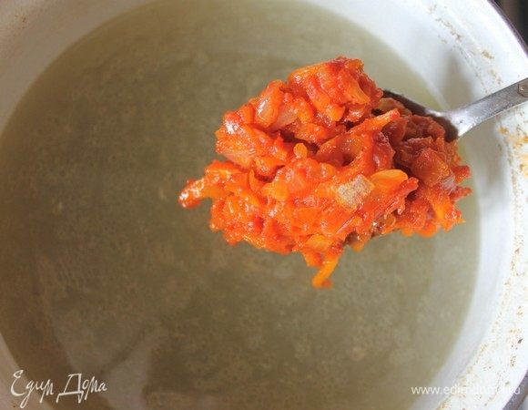 В готовый бульон выкладываем обжаренные овощи.