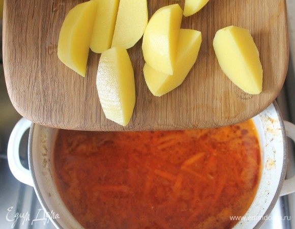 Спустя 5 минут после кипения — картофель.