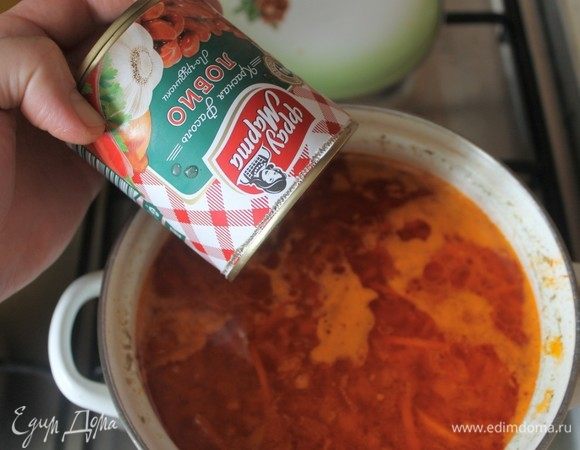 За 5 минут до готовности супа добавляем фасоль вместе с соусом из банки.