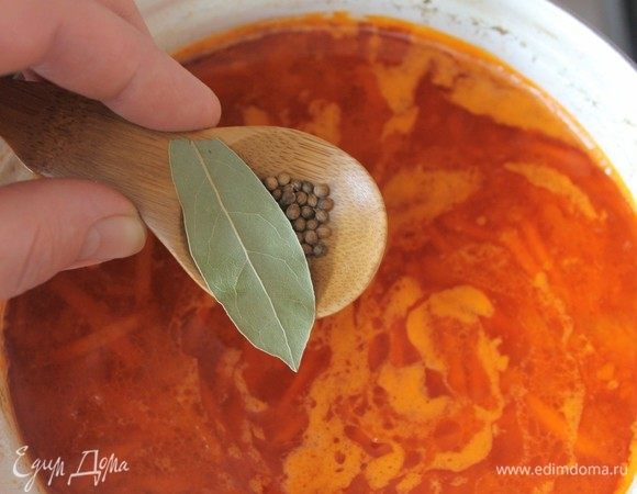 Затем специи, в моем варианте лавровый лист, кориандр и перец горошком. Солим по вкусу.