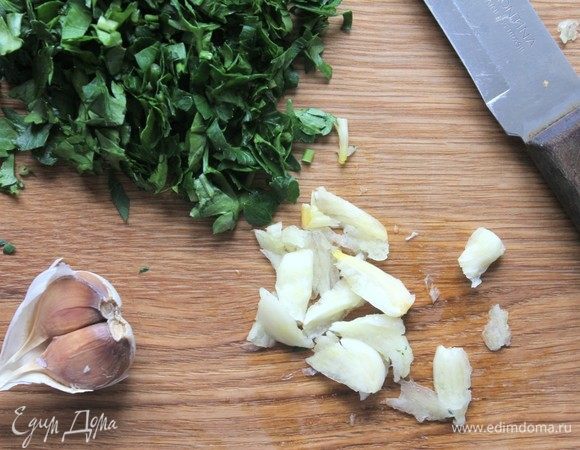 Режем зелень и раздавливаем чеснок.