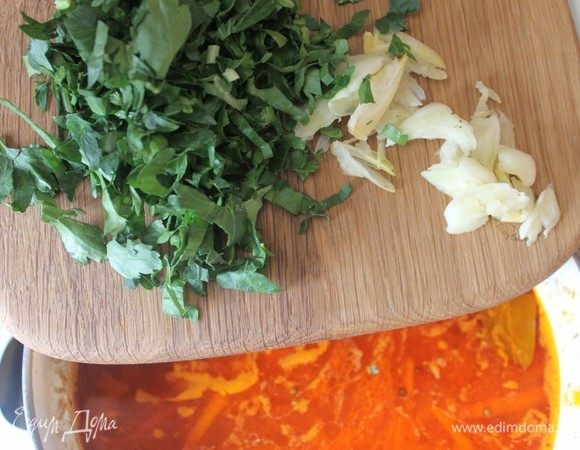 Перед выключением добавляем зелень с чесноком.