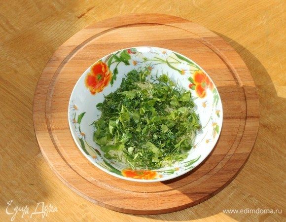 Зелень промыть, обсушить бумажным полотенцем и мелко порубить. Смешать зелень с сыром.