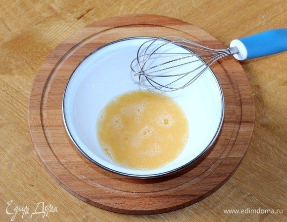 Сырые яйца взбить венчиком с щепоткой соли.