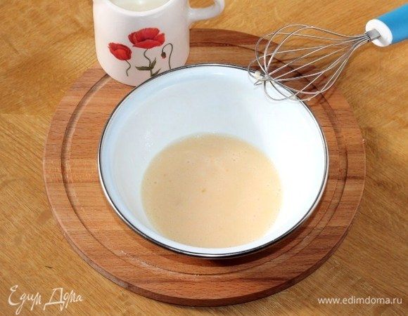 Смешать яйца с кефиром.