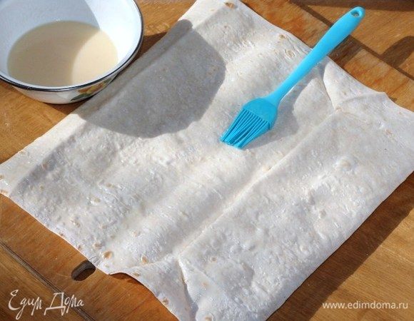 Первую часть листа смазать кефиром.