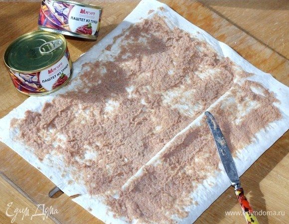 На поверхность листа, выложить паштет из тунца и равномерно распределить.
