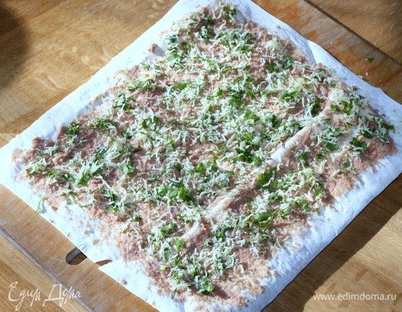 Затем выложить сыр с зеленью.