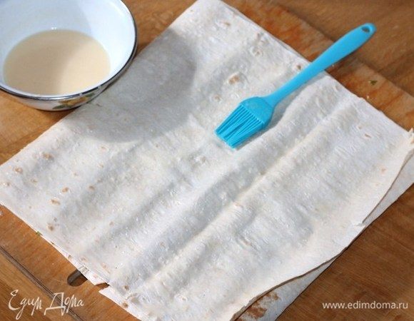 Накрыть начинку второй частью ролла и смазать кефирной смесью.