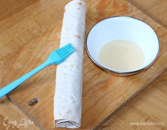 Свернуть ролл в рулет и смазать кефирной смесью.