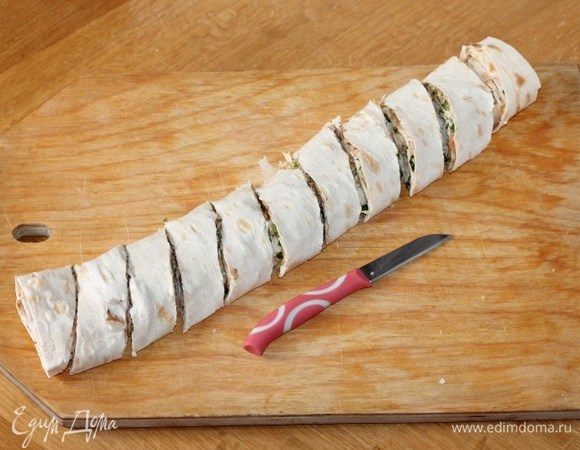 Разрезать рулет на небольшие, равные части.