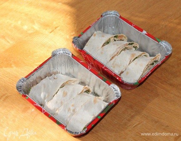 Выложить рулетики в смазанные растительным маслом формочки.