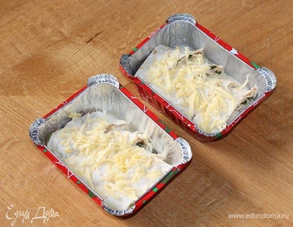 Полить рулетики оставшейся яично-кефирной смесью и посыпать тертым сыром без зелени (3 ст. л.).