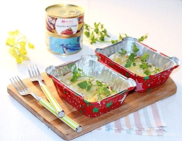 Поставить формочки в разогретую до 190°C духовку на 20 минут. Приготовленное блюдо украшаем зеленью и подаем. Приятного аппетита!