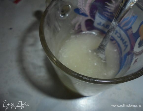 Желатин заливаем 1/2 стакана воды и оставляем на 20 минут набухнуть.