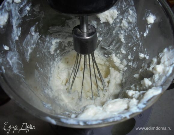 К творогу добавляем сахар, ванильный сахар и взбиваем блендером до пышной массы.