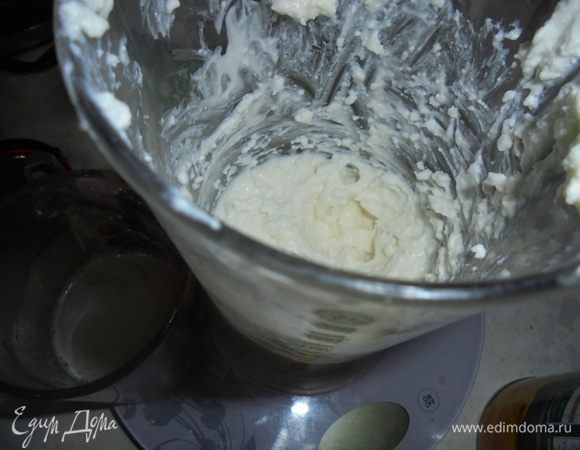 Желатин подогреваем на медленном огне, помешивая, доводим до растворения (не кипятим). Это можно сделать и в микроволновке. Смешиваем растворенный желатин с творожной массой. Взбиваем до пышности.