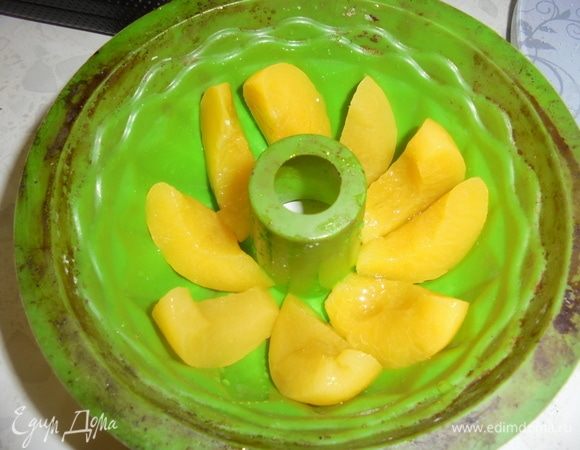 В силиконовую формочку выкладываем дольки персиков.