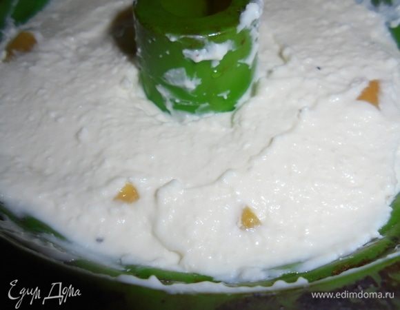 Сверху выкладываем творожную массу.