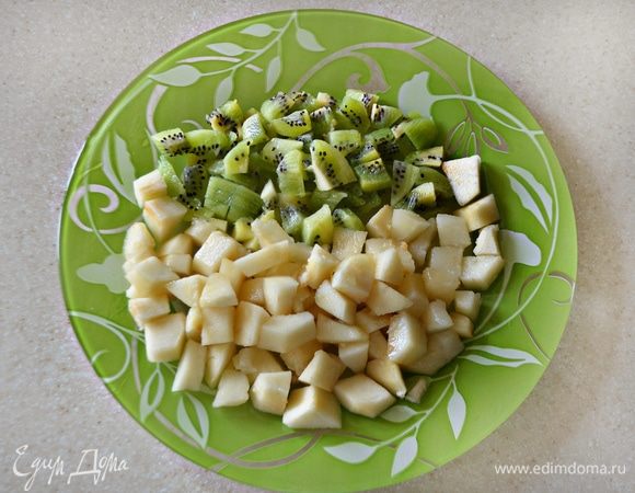 Киви и груши очистите от кожуры. Потребуются спелые, но достаточно крепкие фрукты. В грушах удалите сердцевину, нарежьте кубиками и сбрызните лимонным соком. Киви также нарежьте небольшими кубиками и добавьте к грушам.