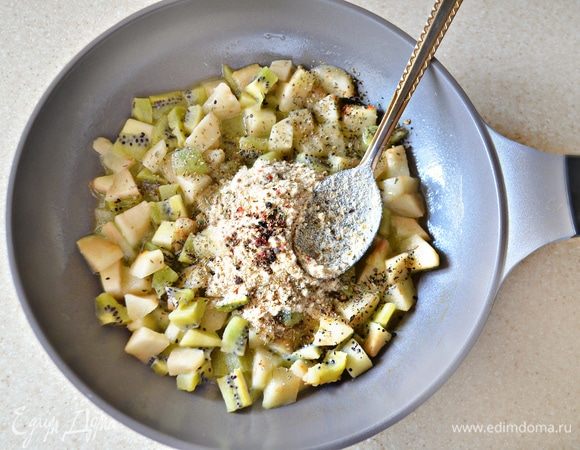 В сковороде подогрейте сливочное масло и потушите фрукты в течение 3 мин, выключите огонь. К фруктам добавьте панировочные сухари (лучше заранее подсушите 4 небольших кусочка белого хлеба, срезав корки, и измельчите в крупную крошку). Приправьте начинку перцем и перемешайте.