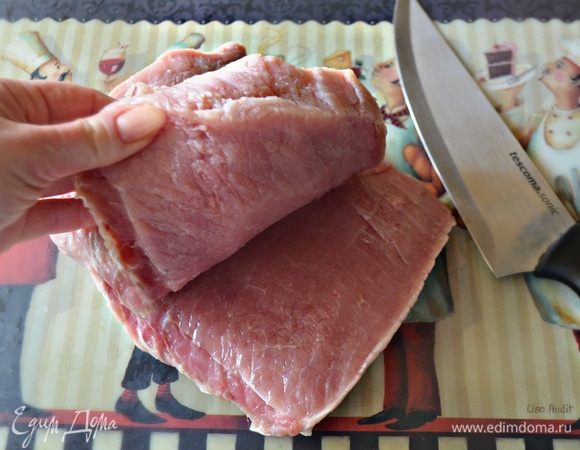 Свиную корейку ополосните и хорошо просушите с помощью бумажных полотенец. С помощью острого ножа сделайте по центру мяса продольный разрез, не доходя до края около 2 см. Раскройте мясо, слегка отбейте, посолите и поперчите со всех сторон.