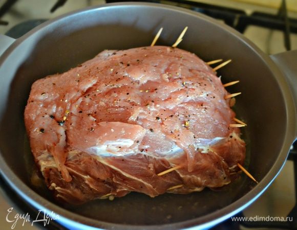 Вложите в мясо подготовленную фруктовую начинку, закройте и закрепите разрез со всех сторон с помощью деревянных шпажек. В большой сковороде обжарьте мясо на раскаленном растительном масле со всех сторон до румяной корочки.