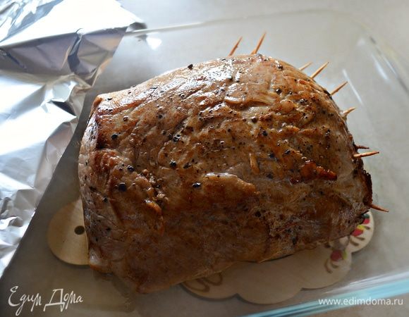 Переложите мясо в форму для запекания, накройте фольгой и поставьте запекаться в разогретую до 200°C духовку, примерно на 1 час.