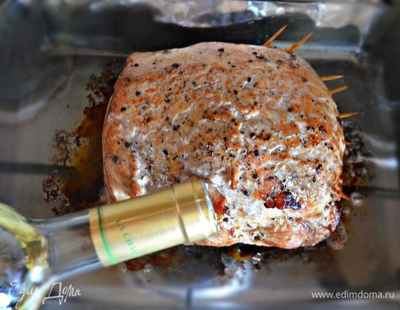 Затем откройте фольгу, полейте мясо вином, прикройте фольгой и запекайте еще 20–30 мин при 180°C.