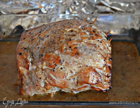 Пару раз во время запекания необходимо поливать мясо винным соусом (при этом будьте предельно осторожны, открывая фольгу).