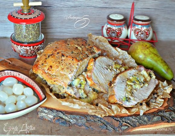 Подавайте мясо горячим, нарезав острым ножом на порционные куски. Благодаря вину и фруктовой начинке мясо получилось невероятно нежным, сочным и буквально тает во рту! Приятного вам аппетита!