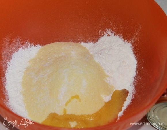 Готовим заварное тесто. Я для теста взяла стакан муки и полстакана манной крупы из твердой пшеницы. Вы можете готовить тесто только из муки. Мучную смесь перемешайте.