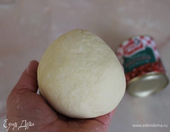 Вскипятите воду с маслом и солью. Влейте в мучную смесь немного больше чем половина стакана кипятка и, активно мешая ложкой, заварите муку. На столе, припудренном мукой, замесите тесто. Оно получается мягким, не липким и однородным. Его не нужно долго вымешивать, очень все просто. Заверните тесто в пленку и положите в прохладное место.