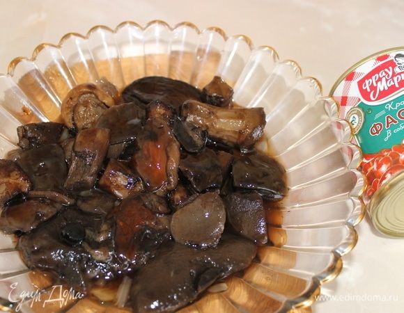 Отварите лесные грибы в подсоленной воде. Я использовала замороженные подосиновики и подберезовики.