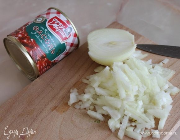 Мелко нарежьте лук и обжатьте на растительном масле до золотистого цвета.
