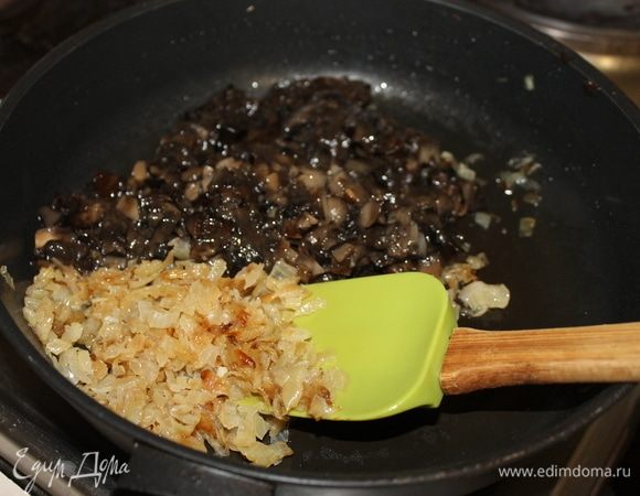 Добавьте к луку измельченные отваренные грибы.