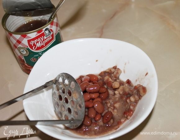 Разомните немного фасоль и добавьте к грибам. Обжарьте все вместе, добавив по вкусу соль и перец.