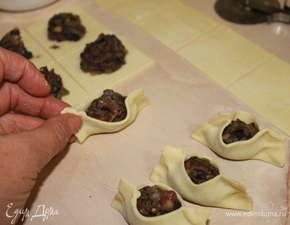 Слепите только края теста, не закрывая начинки.