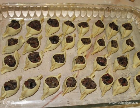 Переложите кундюмы на смазанный маслом противень и отправьте в духовку запекаться при температуре 200°C.
