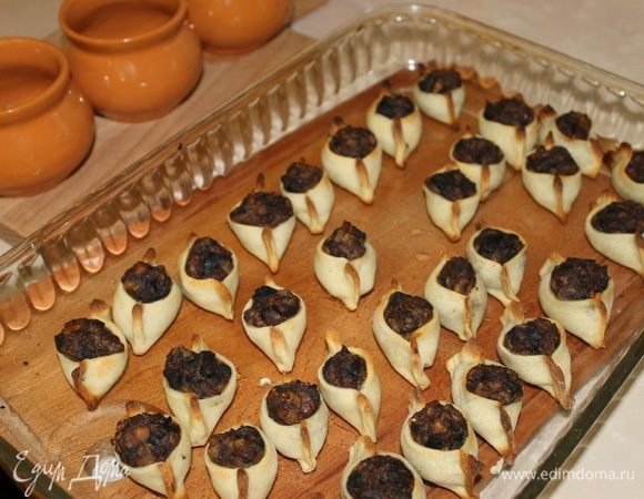 Как зарумянится тесто, можно доставать.