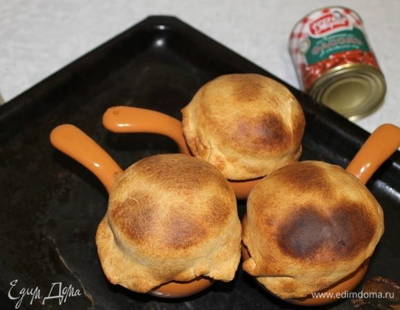 Как крышечки на горшочках зарумянятся, блюдо точно уже готово.