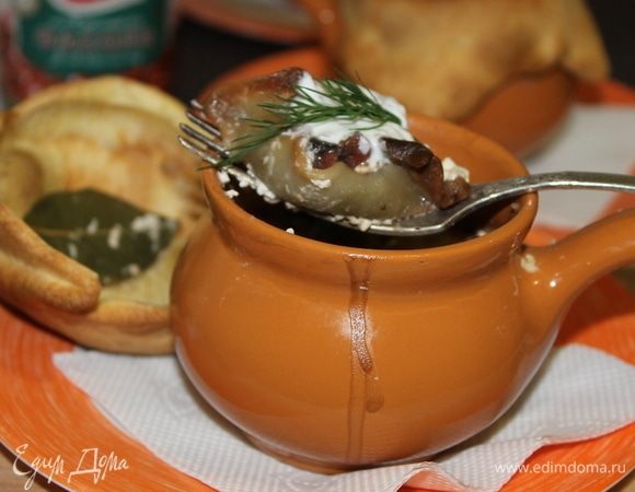 Подавайте кундюмы со сметаной и зеленью.