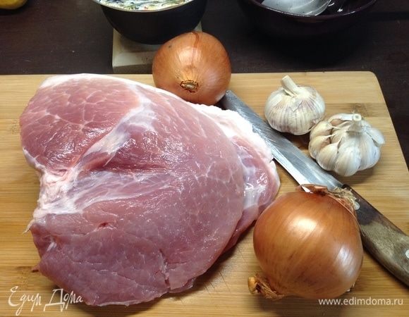 Основное — без чего никак. Мясо, лук, чеснок.